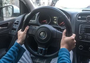 汽车方向正常多少圈